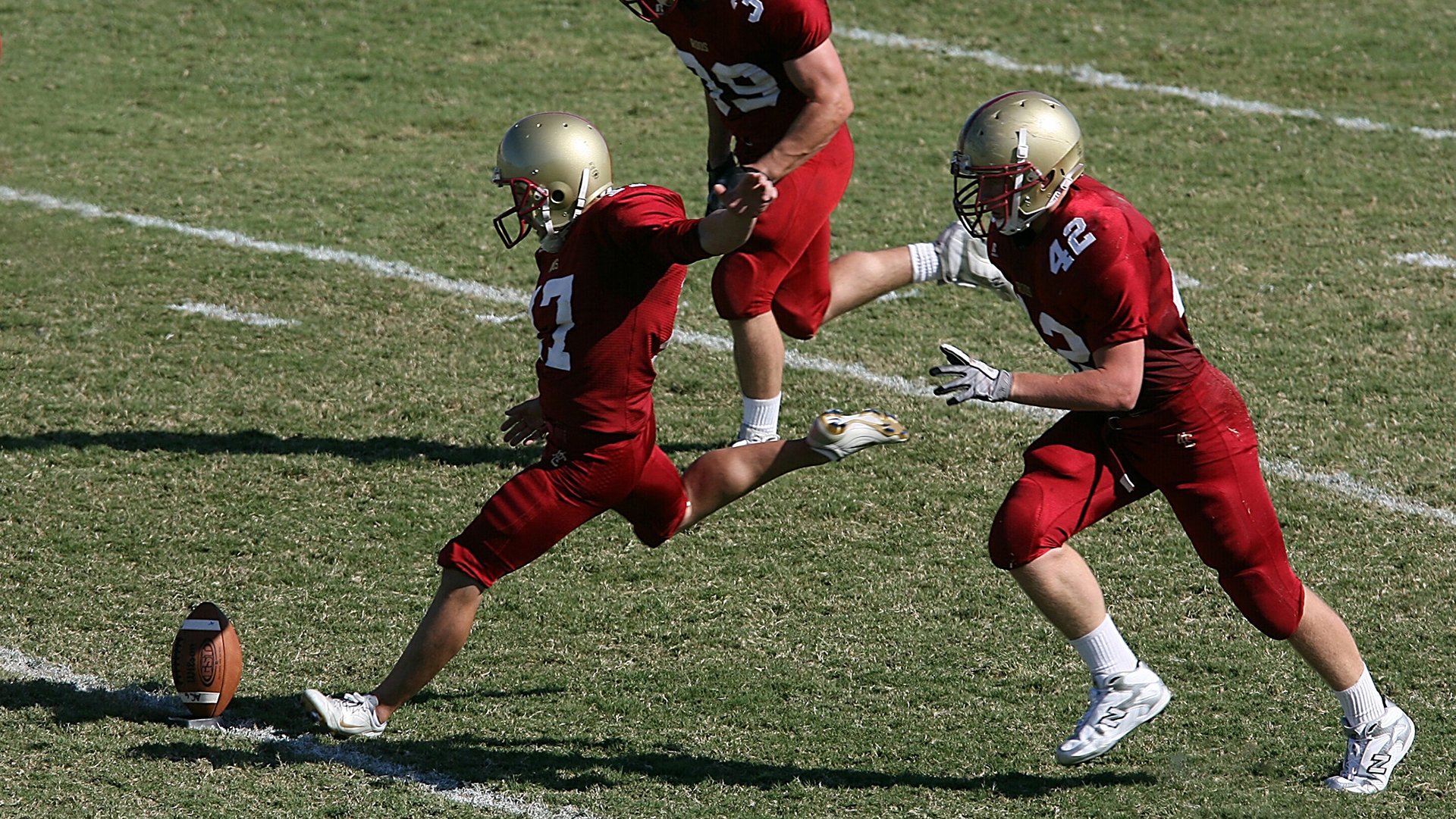 联赛严格要求,球场人员规范行为,球赛队伍