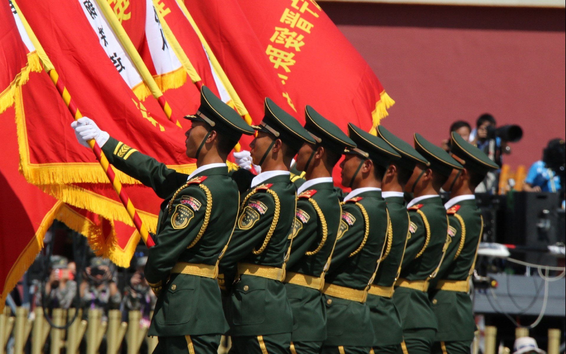 乐鱼体育(中国)官方网站-字母哥带队逆转雄鹿晋级季后赛，字母哥雄鹿报道视频