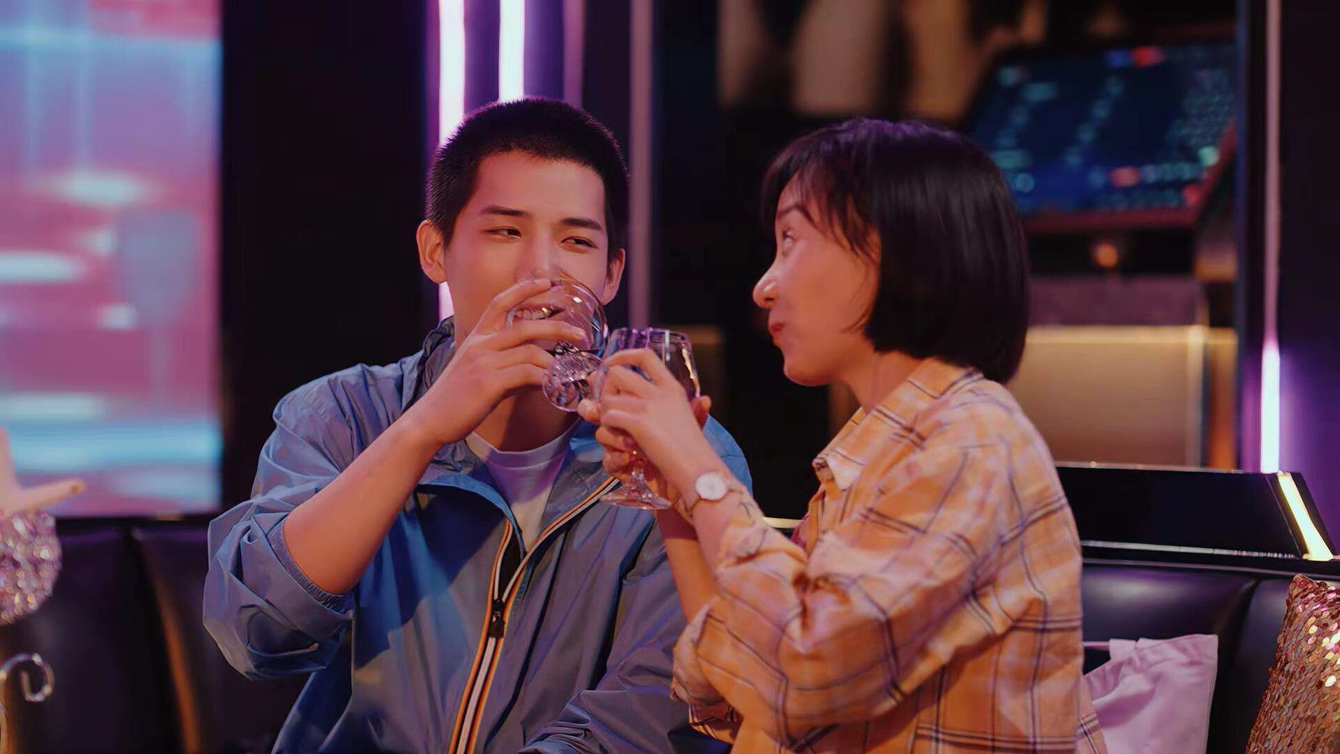 希腊女篮在欧洲锦标赛中继续豪夺冠军,荣耀传承不息,希腊女球迷